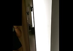 视频中的年轻人在浴室里吸烟。 十大黑色的色情明星