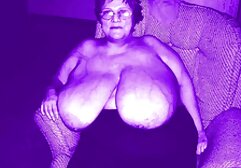 他妈的在浴室里有一个可爱的女孩 受欢迎的色情女演员